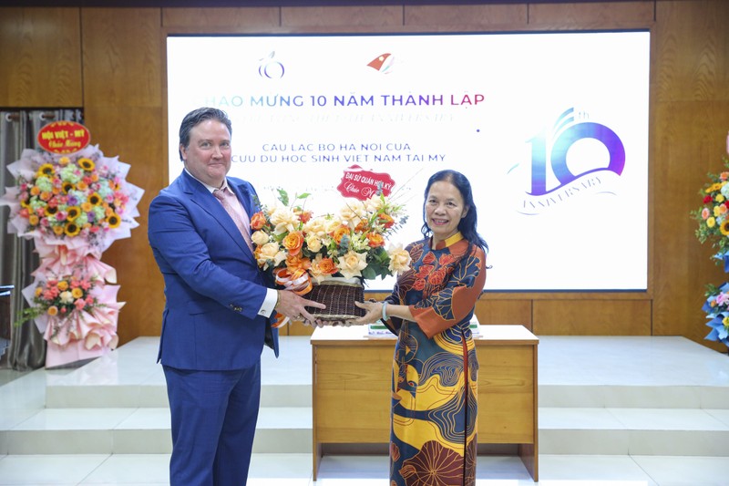  La présidente de VUSAC Hanoi, Nguyên Thu Hà (à droite) et l'ambassadeur des États-Unis au Vietnam, Marc Knapper (à gauche). Photo : thoidai.com.vn