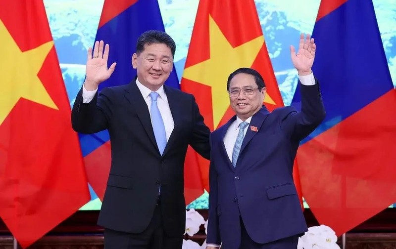 Une rencontre entre le Premier ministre Pham Minh Chinh (droite) et le président mongol Ukhnaagiin Khurelsukh. Photo : VNA.