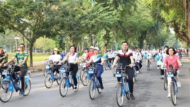 Des participants à la “Balade de l’amitié à vélo pour un Hanoï vert”. Photo : VNA.