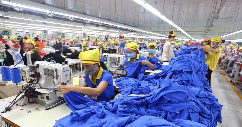 Une chaîne de production de vêtements chez la société Hana Kovi Vietnam à capital 100% sud-coréen à Bac Giang. Photo : VNA.