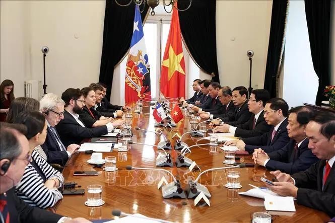 Le président vietnamien Luong Cuong s’entretient avec le président chilien Gabriel Boric Font. Photo : VNA.