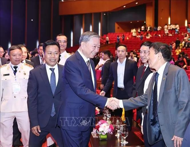 Le secrétaire général du Parti Tô Lâm avec les délégués lors de l'événement, à Hanoi, le 18 novembre. Photo : VNA.