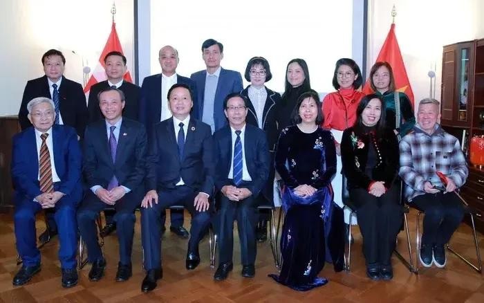 Le vice-Premier ministre Tran Hong Ha (3e de gauche à droite) et des représentants de la communauté vietnamienne au Danemark dans le cadre de sa visite de travail dans ce pays européen. Photo : VNA.