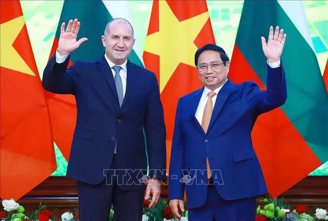 Le Premier ministre Pham Minh Chinh (droite) et le président bulgare, Roumen Radev. Photo: VNA