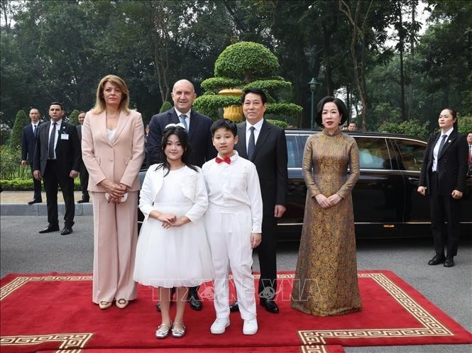 Le chef d’Etat Luong Cuong et son épouse, et le président de la République de Bulgarie, Rumen Radev, et son épouse. Photo : VNA.