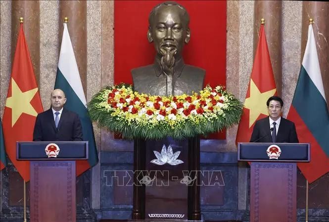 Le président Luong Cuong (droite) et son homologue bulgare rencontrent la presse à l'issue de leur entretien. Photo: VNA