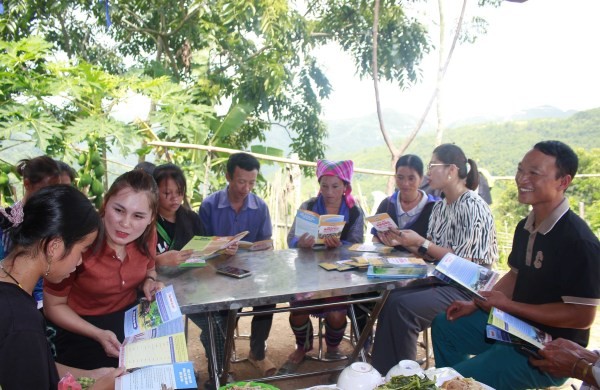 Sensibilisation des habitants de la commune de Muong Cang (district de Than Uyên, province de Lai Châu) à la Loi sur le mariage et la famille ainsi qu’à la Loi sur l’égalité des sexes. Photo : VNA.