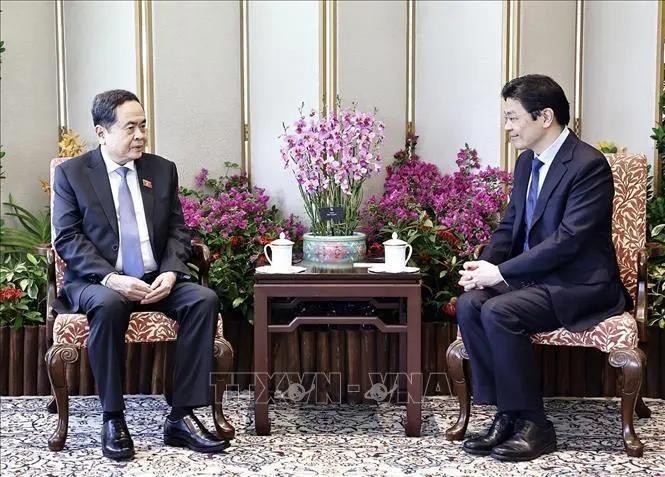 Le président de l'Assemblée nationale, Tran Thanh Man (gauche), et le Premier ministre singapourien, Lawrence Wong. Photo : VNA.