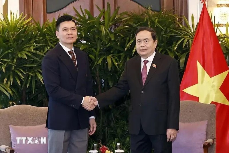 Le président de l’Assemblée nationale du Vietnam, Trân Thanh Mân (droite) et Lee Ark Boon, directeur général de Sembcorp Development et président du Conseil d’administration du groupe VSIP. Photo : VNA.