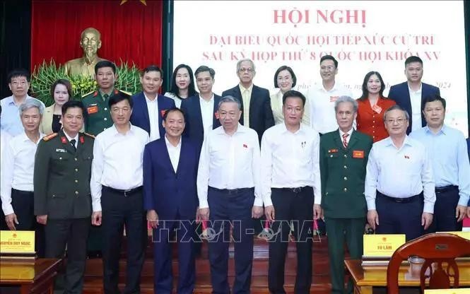 Le secrétaire général du Comité central (CC) du Parti communiste du Vietnam (PCV), To Lam (premier rang, 5e à partir de la droite), lors de la rencontre. Photo : VNA.