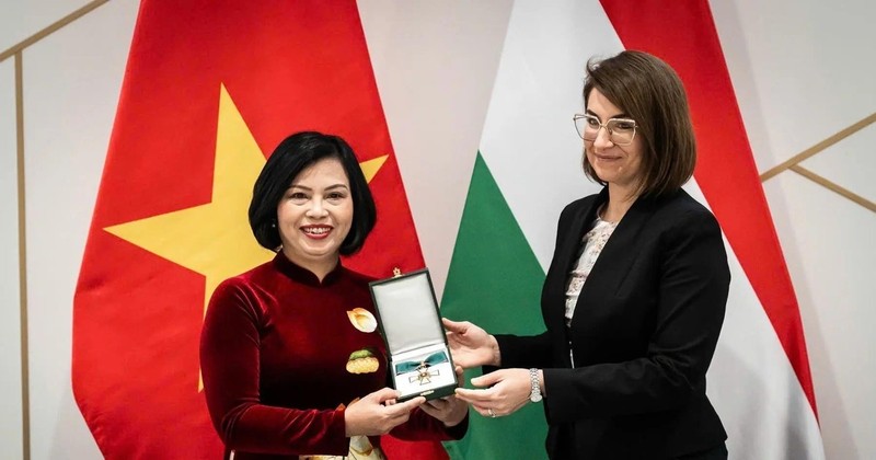 La secrétaire d'État aux relations bilatérales, Illés Boglárka, remet l'Ordre du Mérite hongrois à l’ambassadrice du Vietnam en Hongrie, Nguyen Thi Bich Thao (gauche). Photo : VNA.