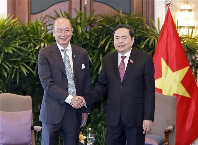 Le président de l’Assemblée nationale (AN) Trân Thanh Mân (droite) et le vice-président et directeur général de l’United Overseas Bank (UOB), Wee Ee Cheong. Photo : VNA.