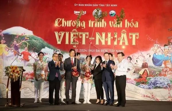 L'ambassadeur du Japon au Vietnam, Ito Naoki remet à la province de Tây Ninh 200 cerisiers en fleurs, symbole de la beauté de la culture japonaise, pour la plantation au mont Ba Den. Photo : VNA.