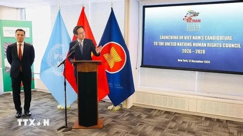 Le vice-ministre des Affaires étrangères Do Hung Viet prend la parole à une cérémonie organisée par la Mission permanente du Vietnam auprès des Nations Unies (ONU) à New York le 12 décembre à l'occasion de la Journée internationale des droits de l'homme. Photo : VNA.