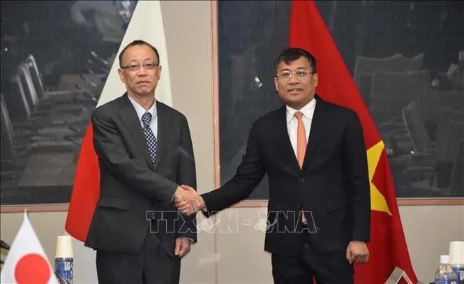 Le vice-ministre des Affaires étrangères, Nguyen Minh Vu (droite), et son homologue japonais, Takehiro Funakoshi. Photo: VNA