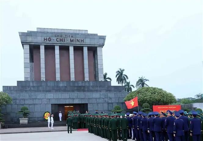 La Commission militaire centrale rend hommage au Président Ho Chi Minh