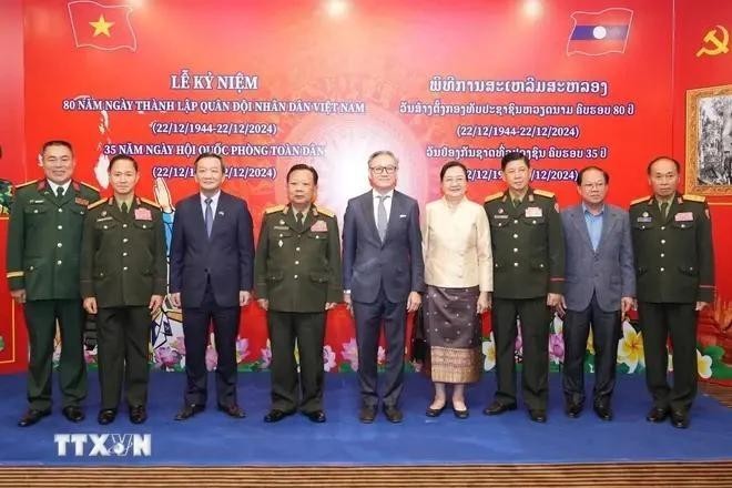 Le 80e anniversaire de la fondation de l'Armée populaire du Vietnam célébré au Laos