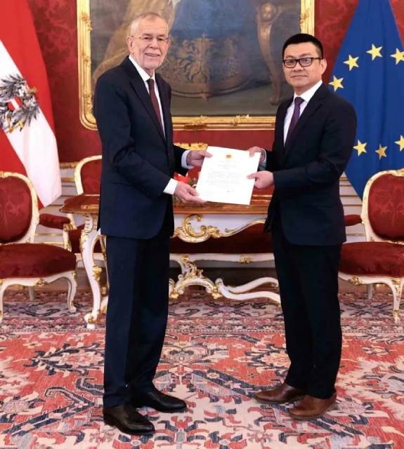 L'ambassadeur vietnamien Vu Lê Thai Hoàng (à droite) et Président d'Autriche, Alexander Van der Bellen (à gauche). Photo: baoquocte.vn