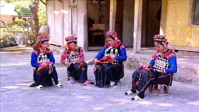 Malgré les aléas du temps, les costumes traditionnels des Hà Nhì ont su résister à l'épreuve du temps, se transmettant de génération en génération avec une vigueur intacte. Photo : VNA.