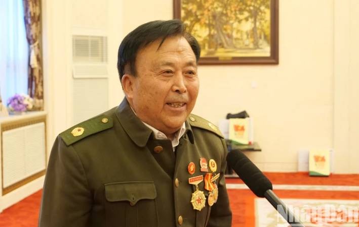 L'ancien combattant chinois ayant aidé le Vietnam dans la guerre contre les États-Unis, Zhang Wenbin lors d’une interview accordée à un journaliste du journal Nhân Dân. Photo : nhandan.vn