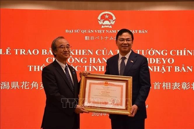 Le gouverneur de la préfecture de Niigata, Hanazumi Hideyo, à l'honneur