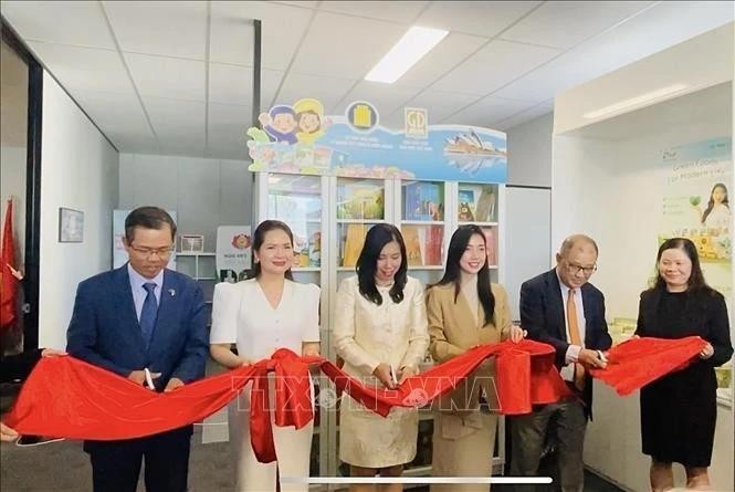 La vice-ministre Lê Thi Thu Hang, l'ambassadeur du Vietnam en Australie Pham Hung Tâm et le président de la VBAA, Trân Ba Phuc, ouvrent la bibliothèque vietnamienne. Photo : VNA.