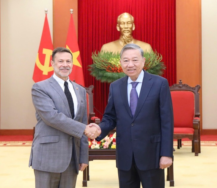  Le Secrétaire général du Parti communiste vietnamien, Tô Lâm (à droite) et l'Ambassadeur d'Australie au Vietnam. Photo : VOV.