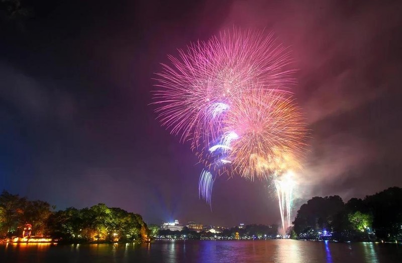 Hanoï tirera des feux d'artifice sur cinq endroits dans les arrondissements de Hoan Kiem, Ha Dong, Nam Tu Liem, le chef-lieu de Son Tay et le district de Dong Anh. Photo : VNA.