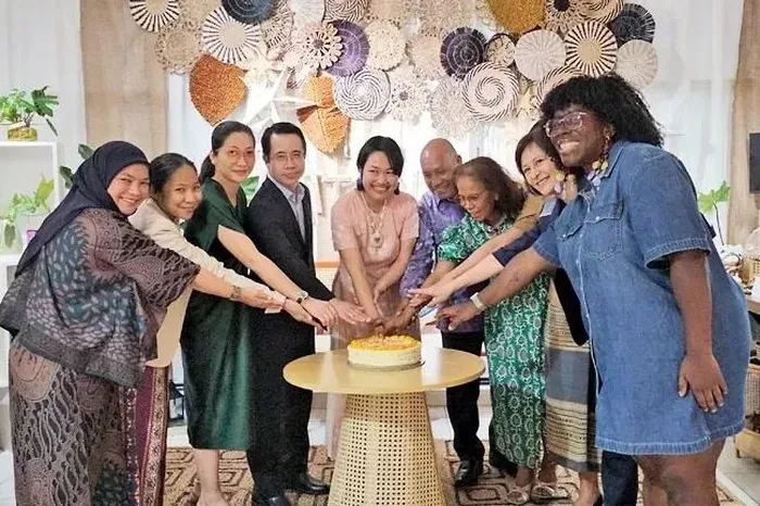 Le directrice de Rattan House, Maisarah Nguyên et les ambassadeurs du Vietnam, du Laos et du Timor-Leste, ainsi que des invités, lors de la cérémonie de célébration. Photo: baoquoc.vn 