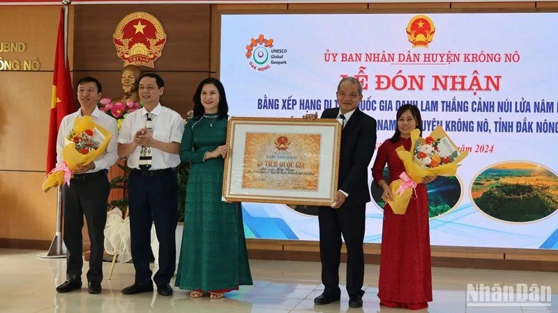 Une cérémonie pour recevoir le certificat de classement du site naturel de volcan Nâm B'Lang à Dak Nông. Photo : nhandan.vn