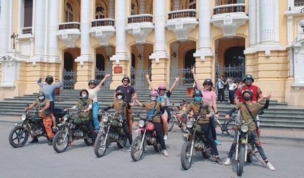 Des touristes étrangers lors d'une excursion à moto à la découverte de la culture, de la vie quotidienne, des paysages et des loisirs de Hanoï. Photo : CTV/CVN