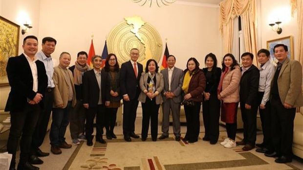 L’ambassadeur du Vietnam en Allemagne Vu Quang Minh (en cravate rouge) pose avec la délégation de la province de Phu Yên. Photo: VNA