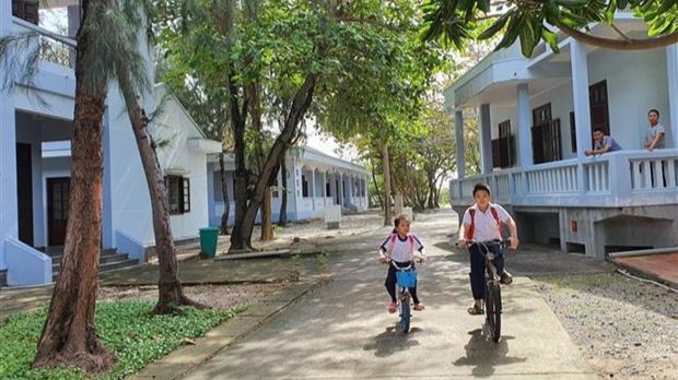 Des élèves de l'école primaire de Truong Sa se rendent à l'école à vélo. Photo: VNA