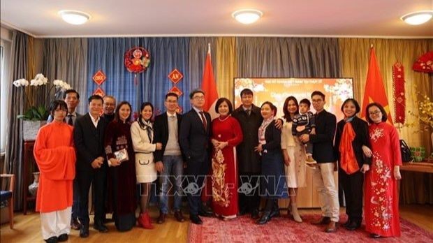 Des invités participent au programme célébrant le Têt traditionnel en Suisse. Photo : VNA.