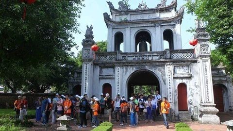 Touristes visitant le temple de la Littérature à Hanoi. Photo : CVN.