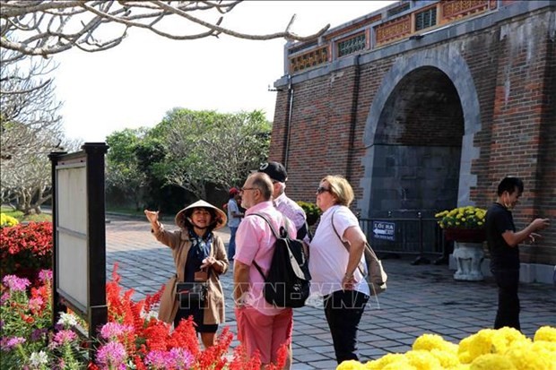 Des touristes étrangers à Huê. Photo : VNA.