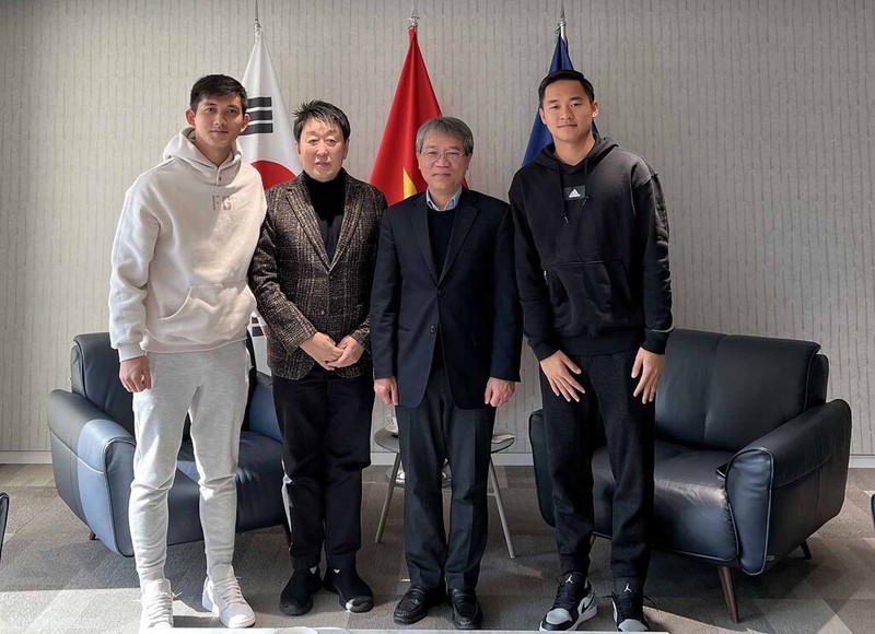 L'ambassadeur du Vietnam en République de Corée, Nguyên Vu Tùng (2e à droite), avec le dirigeant du Club de football Cheonan City (2e à gauche ) et deux jeunes footballeurs vietnamiens. Photo : VNA.