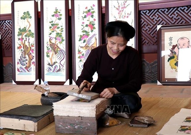 Les estampes Dông Hô sont fabriquées en papier traditionnel. Photo : VNA.