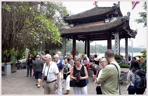Touristes étrangers visitant le Temple de Ngoc Son à Hanoï. Photo : VNA
