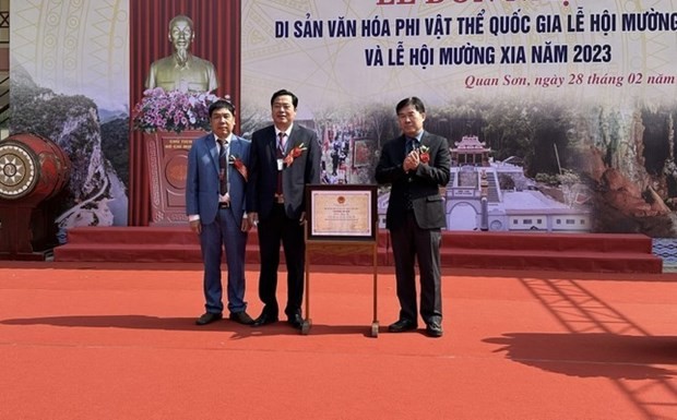 La cérémonie de remise du certificat de reconnaissance du festival de Muong Xia en tant que patrimoine culturel immatériel national. Photo : tienphong.vn