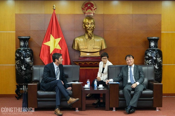 Le vice-ministre de l’Industrie et du Commerce, Dô Thang Hai (à droite) et le directeur des opérations de chaînes d’approvisionnement de Google, Darren Ward. Photo : tapchicongthuong.vn