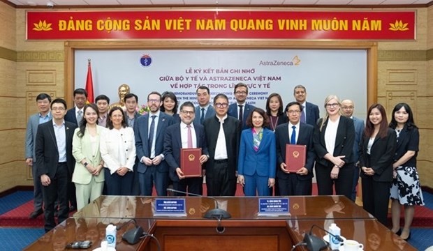 Lors de la cérémonie de signature du protocole d’accord de coopération entre le ministère de la Santé et AstraZeneca Vietnam. Photo : VietnamPlus.