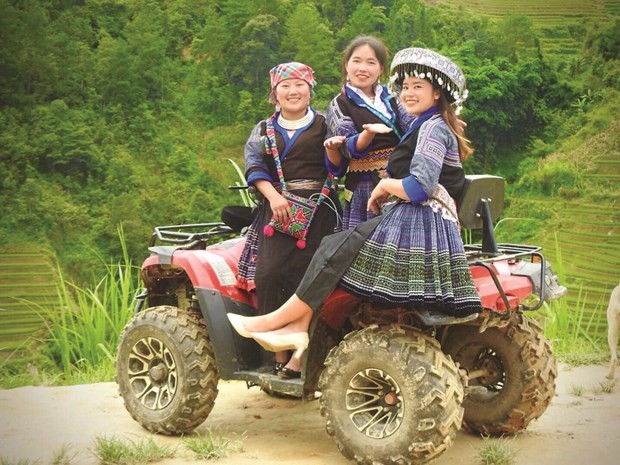 Vàng Thi Ly (1ère à gauche) accompagne deux touristes lors de leur visite à La Pán Tân. Photo : CVN/VNA.