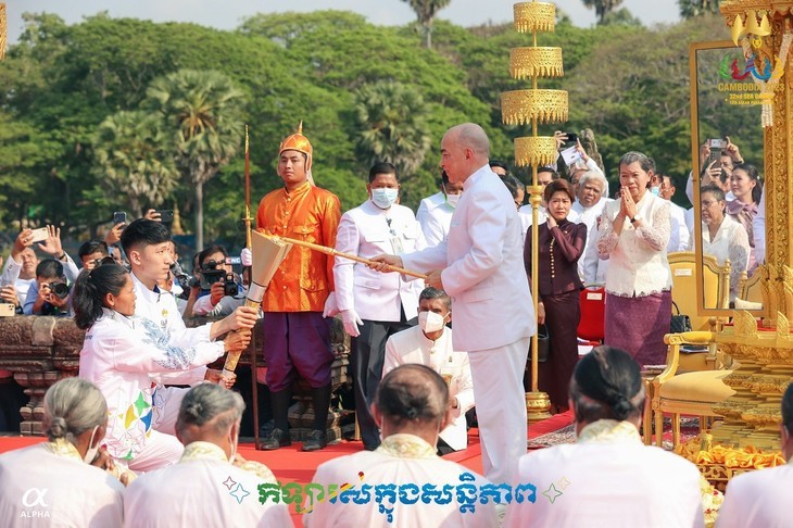 Le Roi Norodom Sihamoni du Cambodge allume la torche. Photo : cambodia2023.com - VOV.