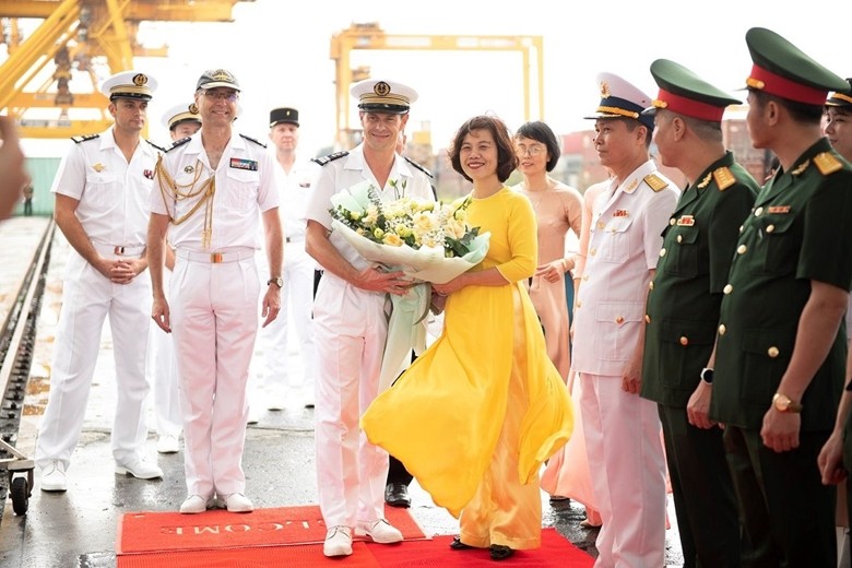 Représentant du Service des Affaires étrangères de Hai Phong offre des fleurs au commandant de la frégate Prairial. Photo : HQ Online.
