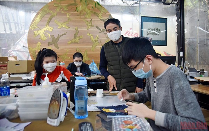 Des jeunes handicapés travaillent pour l'atelier Vuon Art, à Hanoï. Photo : Minh Duy/Nhân Dân