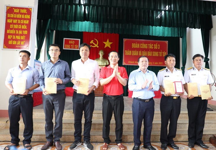 La délégation a offert des livres aux soldats en mission sur l' île de Song Tu Tây. Photo : Thu Hoa.