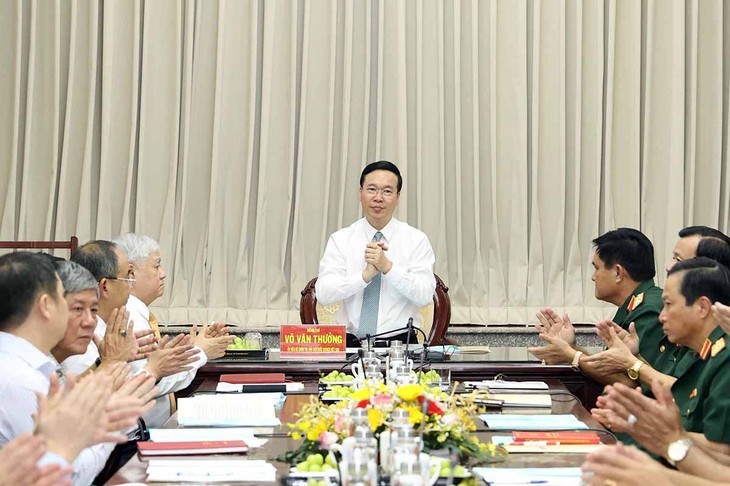 Le Président du Vietnam, Vo Van Thuong (debout), lors de la réunion avec le Commandement de la 9 e Zone militaire. Photo : VOV.