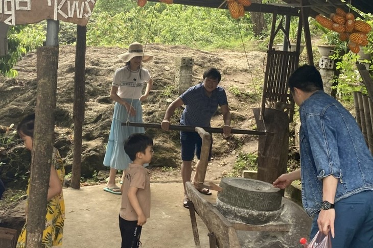 Les visiteurs découvrent les outils de travail dans le village de Lao Chai 1. Photo: VOV