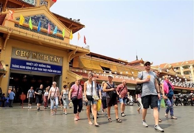 Les touristes internationaux visitent le marché de Binh Tây à Hô Chi Minh-Ville (au Sud du Vietnam). Photo : VNA.
